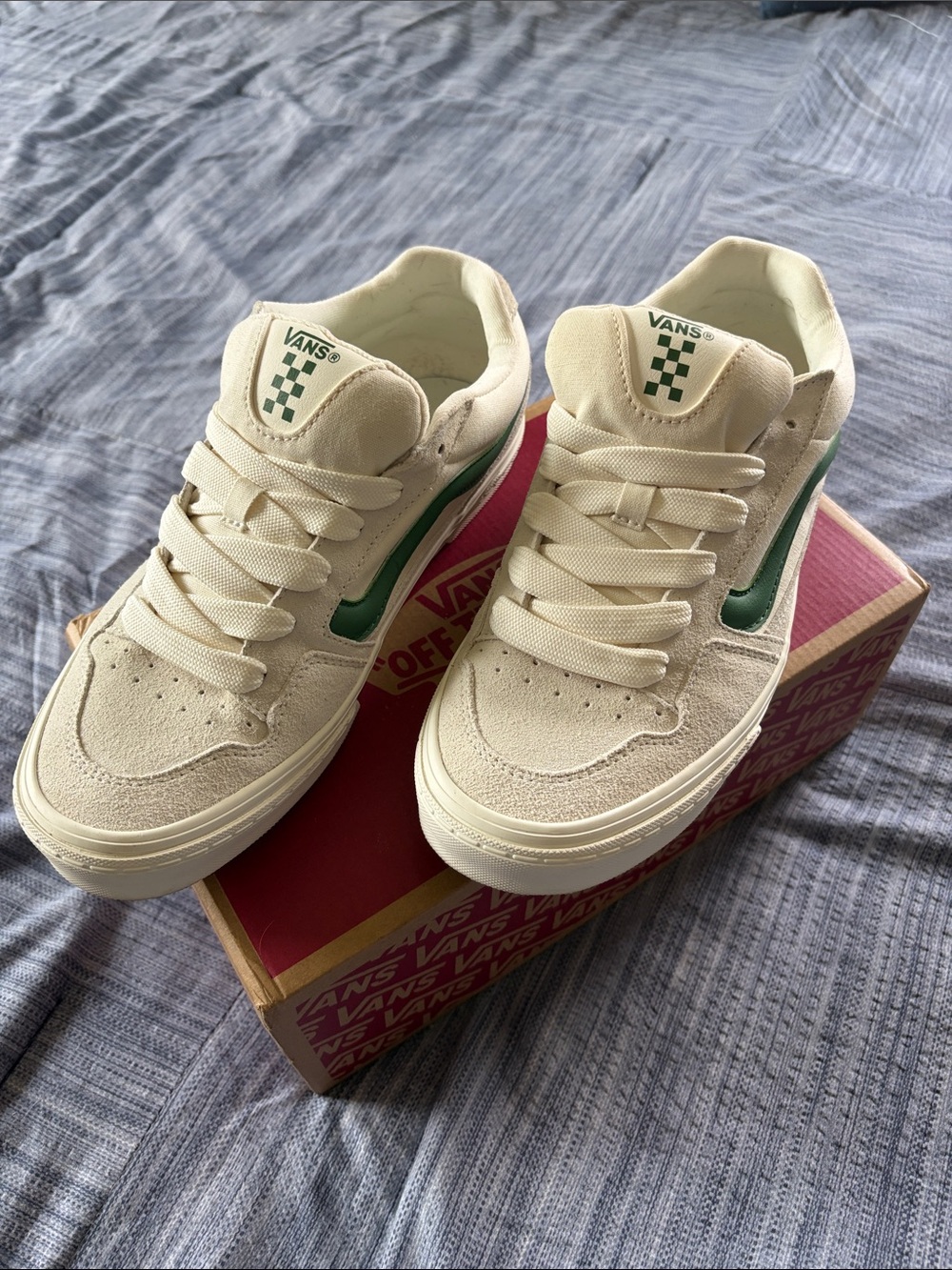 Vans Women's Cream Low-Top Sneakers with Green Stripe